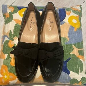 Bandolino Women's Glossy Black Flats with Bow